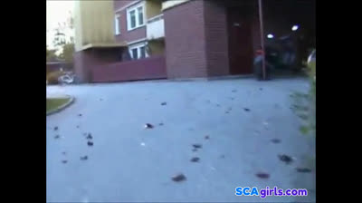 Svensk amatör ger ansiktsbehandling åt äldre man