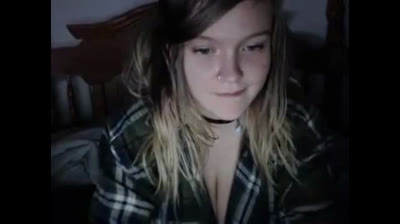 Ma copine de classe me montre ses gros seins