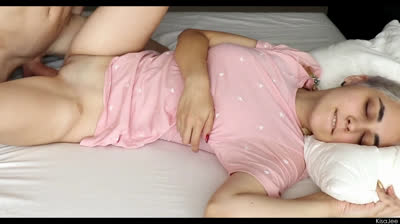 Soeur endormie reveillee avec une bite dans le minou