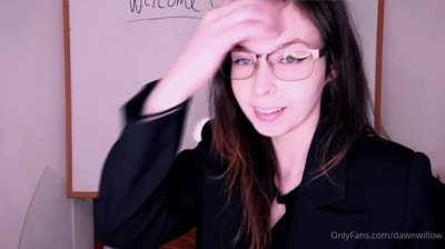 L enseignante en ligne dawn willow suce et chevauche un godemiche