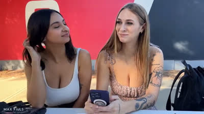 Angel Youngs y Hailey Rose, estudiantes universitarias en trío