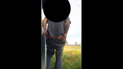 Zucchina e cetriolo nel culo in pubblico