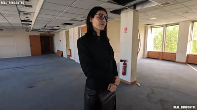 Sexo selvagem em trio com uma bela francesa