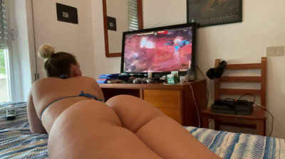 Elle aime jouer a ce jeu alors qu elle est presque nue dans son lit