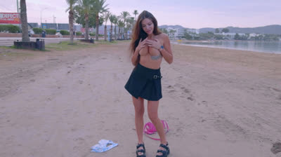 Mathilda prend le risque de se promener nue a l exterieur en ville