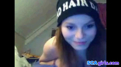 18-åriga svenska amatörer spelar med sina bröst och dildo på Cam