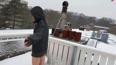 Amatrice allemande defoncee en exterieur dans la neige