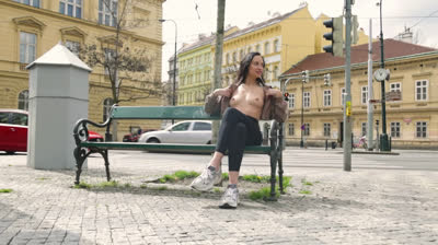 Jill aguiche les fans avec ses seins et ses fesses nus