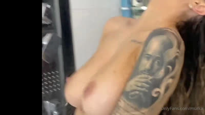 La mousse du bain degoulinant sur ses fesses et ses beaux seins