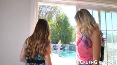 Dos milfs seducen al chico de la piscina