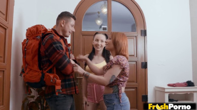 Madre e hija lavan y se follan al nuevo huesped