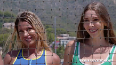 Dos jugadoras de voley playa gozan con el pollón del entrenador