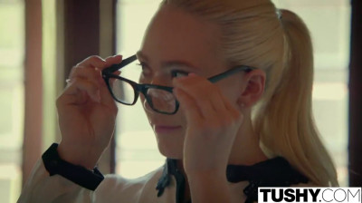 Blonde à gros cul élue employée du mois