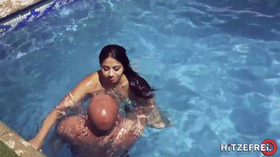 Sexo y sol en la piscina