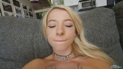 Het gezwollen poesje van een 18-jarig blondje