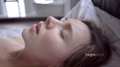Ragazza incinta si masturba con un vibratore
