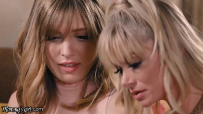 Pillada por su madrastra viendo porno