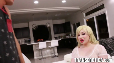Un nerd scopa la sua matrigna trans