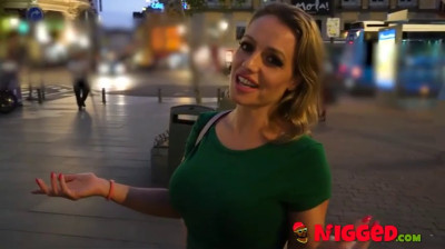 Madurita española comparte piso con un negro bien dotado