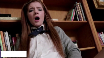 Adorable colegiala pillada tocándose