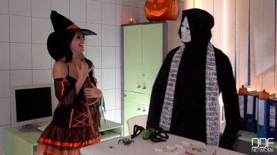 Halloween party ends in a threesome