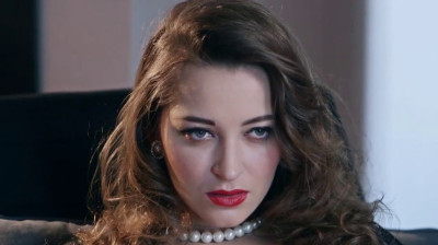 Trio lésbico com dominatrix e submissa