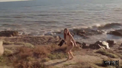 Pelirroja española sin ropa y sin móvil en la playa