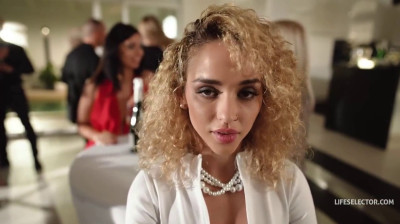 La hija se folla al nuevo invitado de las fiestas de papá