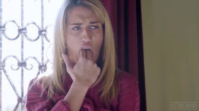 Rubia francesa se masturba con un plug en su culo