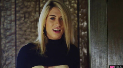 Megane cuit la grosse baguette d'Alberto avec sa chatte bouillante