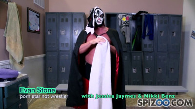 Catcheur mexicain se tape deux MILFs spectaculaires