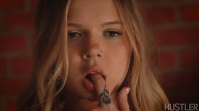 Soubrette teen mignonne surprise à se masturber