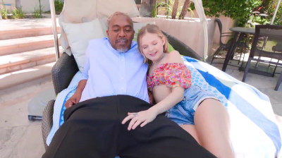 Pequeña jovencita rubia vuelve a perder la virginidad con Dredd