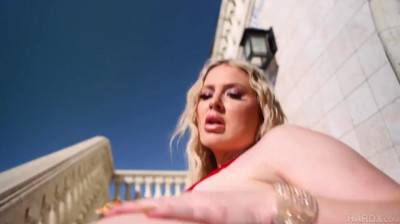Jenna Starr ölt ihre großen weißen Pobacken ein und lässt wackeln