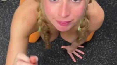 Gym-POV für Blondine mit Zöpfen