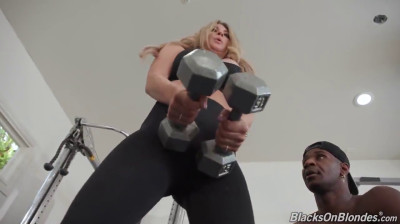 Loira peituda dando o rabo para rola preta na academia