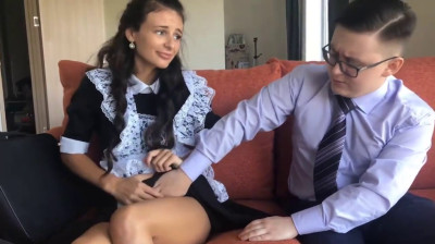 Jeune fille vierge préfère le sexe anal