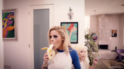 Blonde affamée dévore une jeune femme