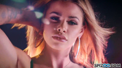 Una bella bionda ti fa un pompino in POV