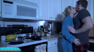 Madre e hijo alivian su insomnio follando en la cocina