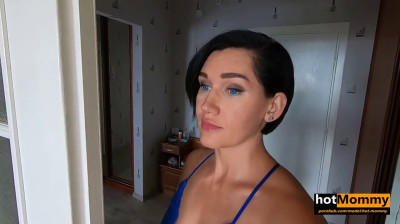 Maman à gros seins l'excite de beau matin