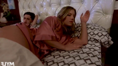 Acostándose con su madre para que no tenga miedo