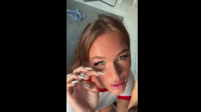 Jovencita hermosa drenando una polla monstruosa