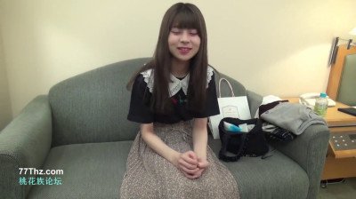 Adorable colegiala japonesa de coño peludo follando