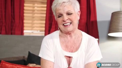 Milf is very mature, sucking like a dog