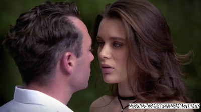 Ejecutivo folla con una modelo sobre su coche de lujo