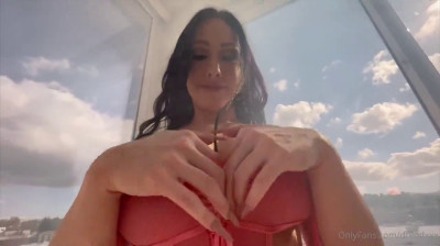 Brune sexy dévore de la bite noire