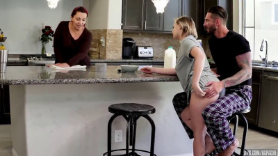 Follando con papá antes y después de desayunar