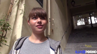 Joven francesa con una falda muy sexy