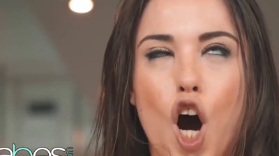 Attraktiver grauhaariger Mann fickt mit sexy spanischem Babe